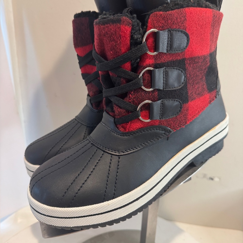 Madden Girl Chill Buffalo Plaid Red Black Flannel and Rubber Winter Boot Size 8